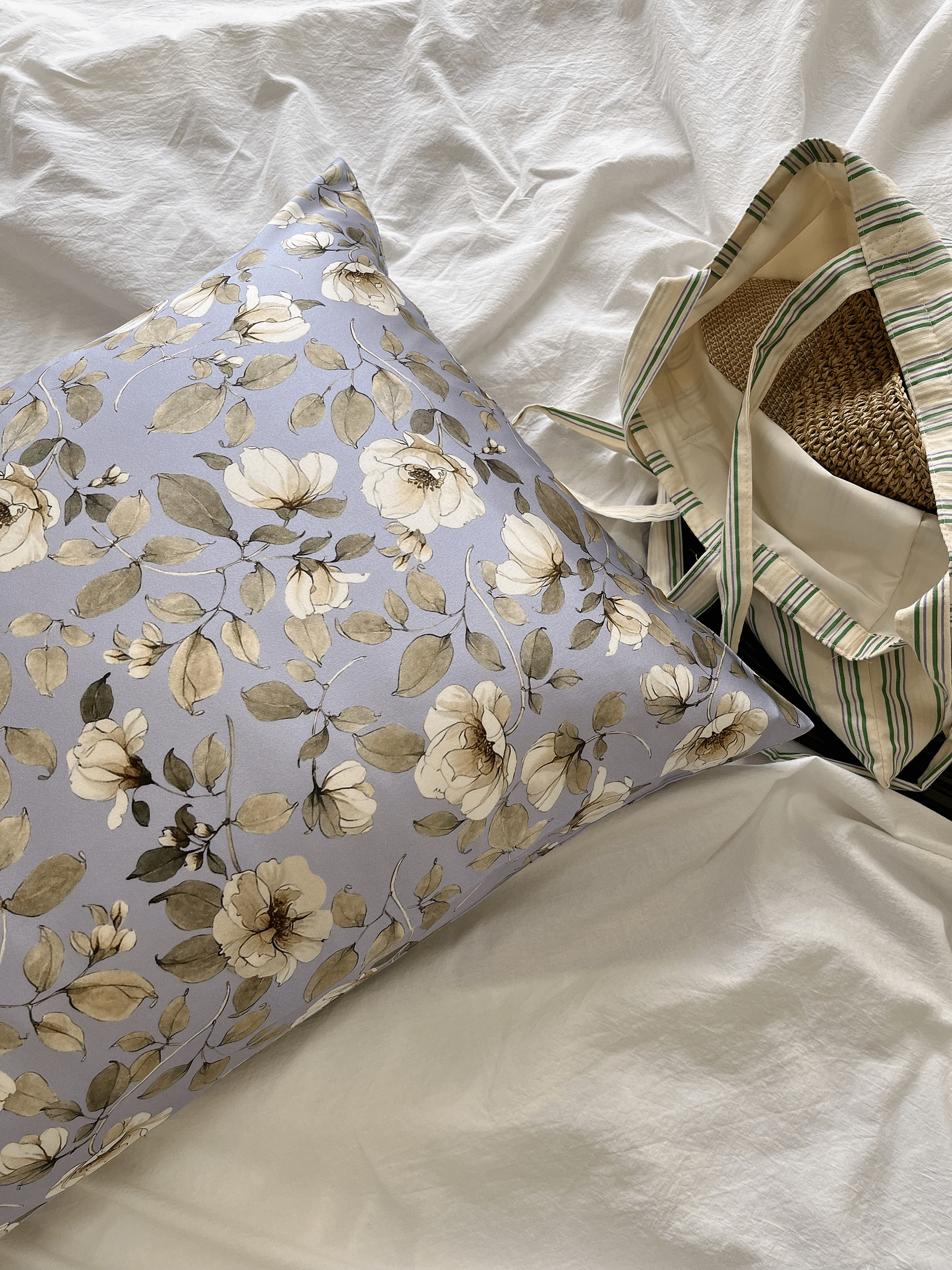 Camellia Japonica Mulberry Silk Pillowcase - Luxurious Floral Silk Bedding for Enhanced Beauty Sleep - Lian