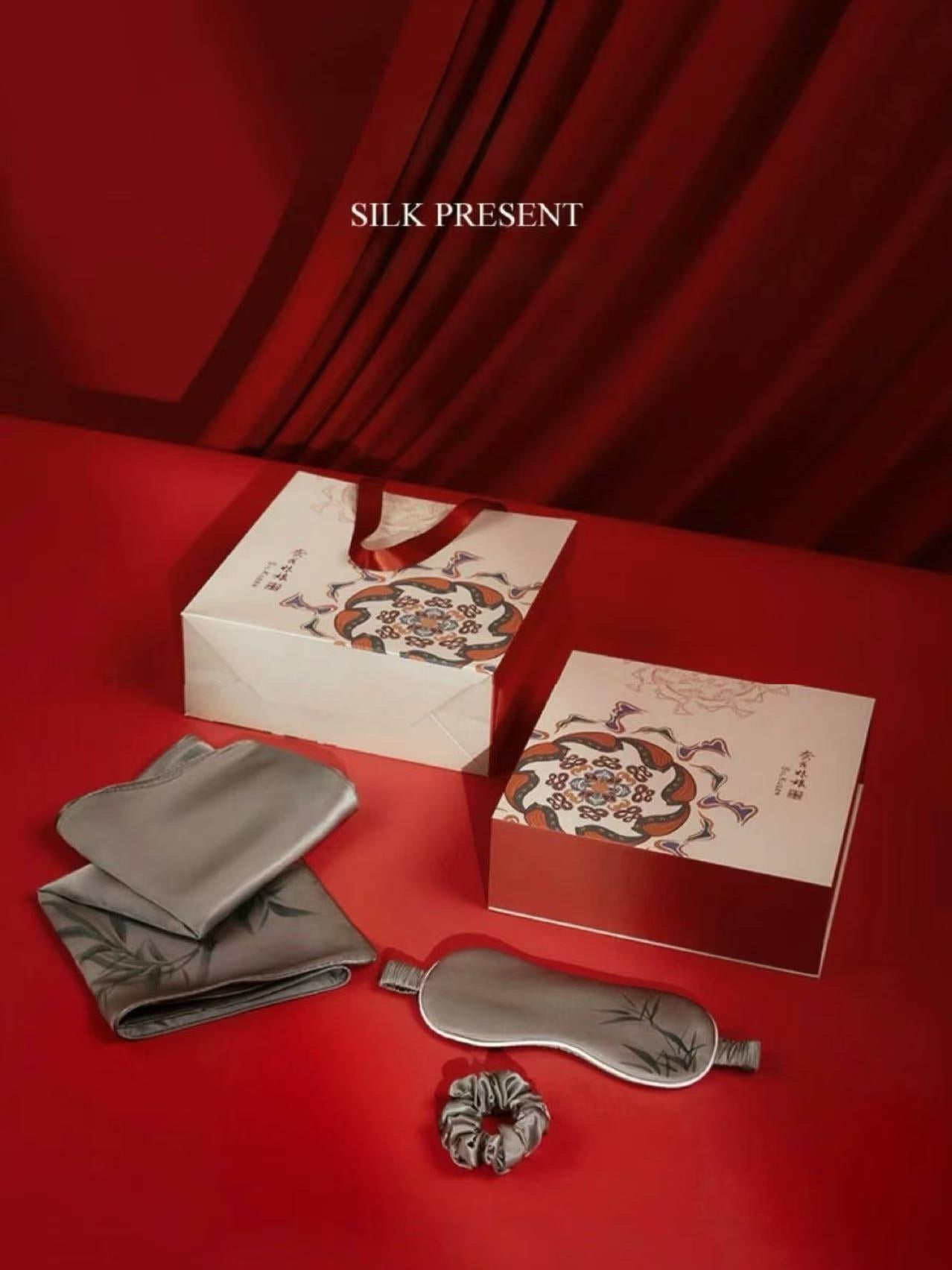 Luxury silk travel set including a 48×74 cm silk pillowcase, 20.5×8.5 cm silk eye mask, and 8.5×3 cm silk hairband, crafted from premium mulberry silk for ultimate comfort and elegance.