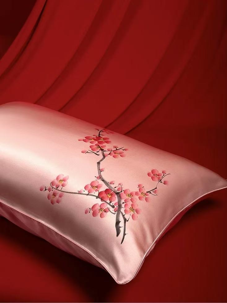 Luxury silk travel set including a 48×74 cm silk pillowcase, 20.5×8.5 cm silk eye mask, and 8.5×3 cm silk hairband, crafted from premium mulberry silk for ultimate comfort and elegance.